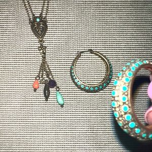 Necklace and earrings set.